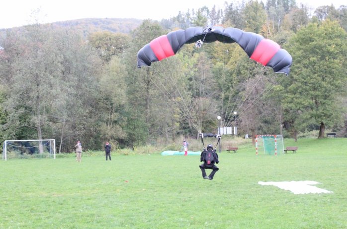 Skoki ze spadochronem