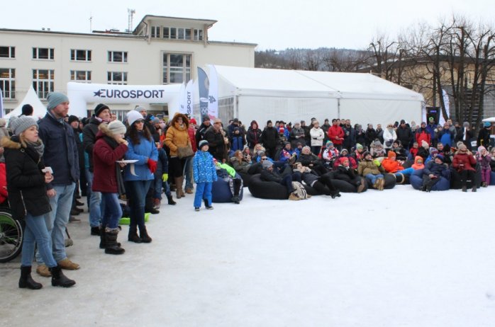 Kibice w Strefie Eurosportu podczas transmisji skoków narciarskich