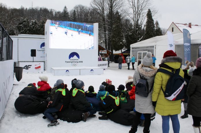 Kibice oglądają zmagania hokeistów na telebimie