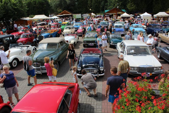 Samochody zgromadzone na płycie rynku