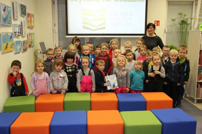 Dzieci uczestniczące w "Czytaniu na śniadanie"