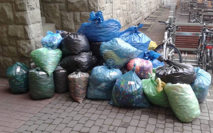 Worki z nakrętkami przygotowane do wywiezienia do skupu surowców wtórnych