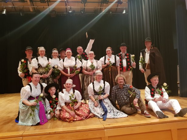 Zespół w strojach regionalnych