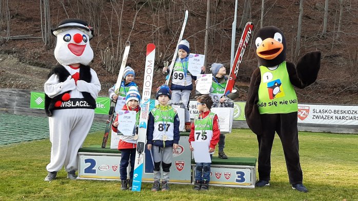 Młodzi zawodnicy na podium imprezy