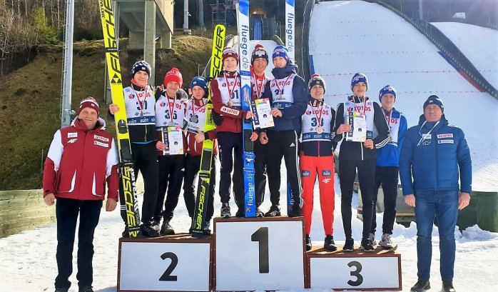 Podium w rywalizacji drużynowej skoczków