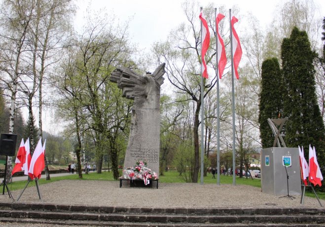 Pomnik Poległym i Walczącym o Polskość i Wolność Ojczyzny w narodowych barwach