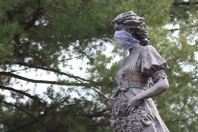 Pomnik Źródeł Wisły w maseczce