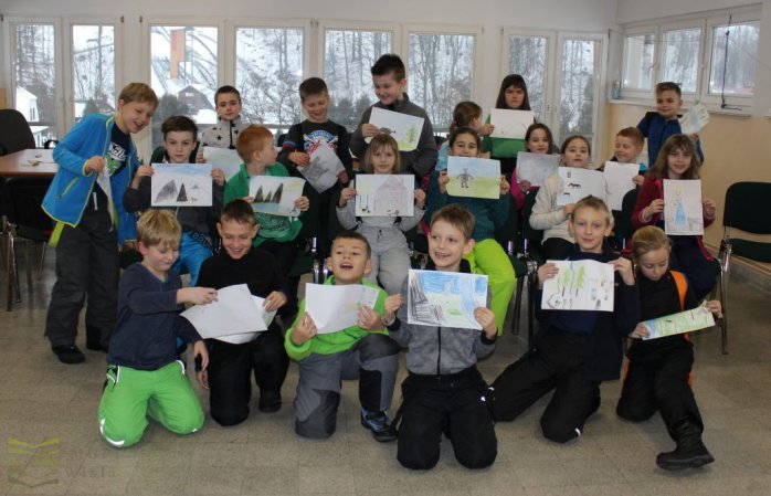 Dzieci prezentują swoje prace warsztatowe