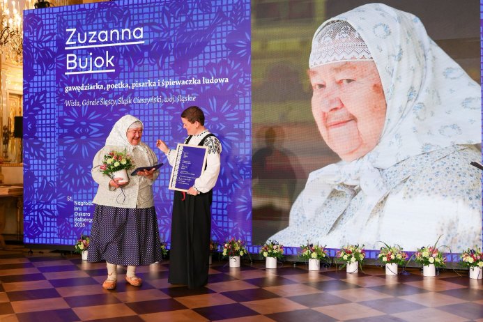 Zuzanna Bujok odbiera wyróżnienie z rąk Marty Cienkowskiej
