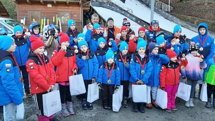 Uczestnicy zawodów "Skok po serce"