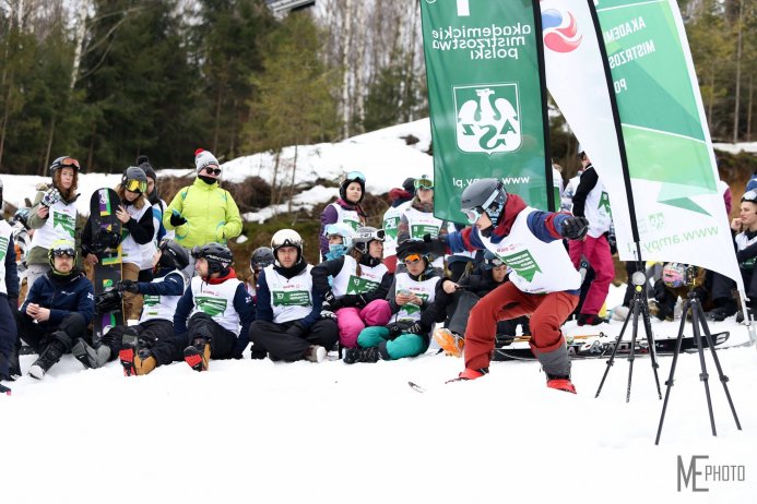 Fragment rywalizacji na trasie slalomu