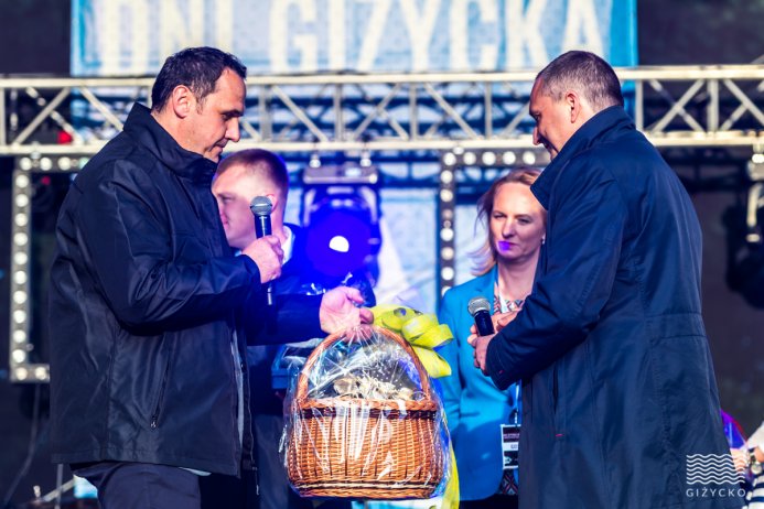 Przekazanie pamiątkowego upominku z Wisły dla burmistrza Giżycka