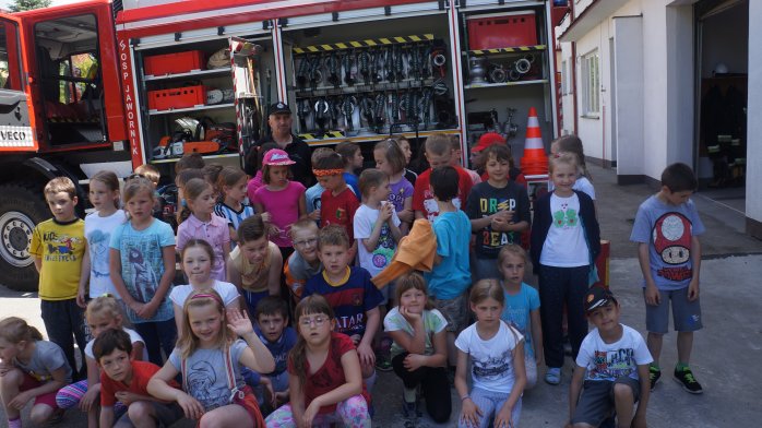 Dzieci przy wozie strażackim