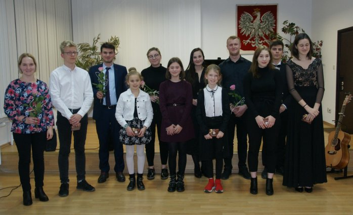 Wszyscy wykonawcy koncertu na pamiątkowym zdjęciu