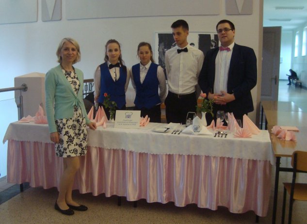 Uczniowie ZSGH przy nakrytym stole