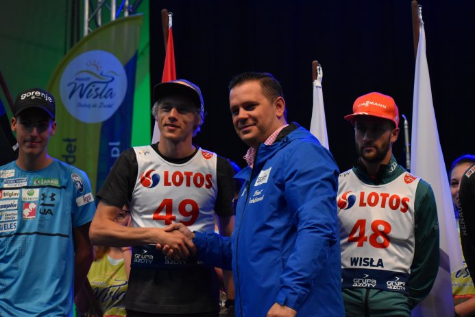 Dawid Kubacki z burmistrzem Tomaszem Bujokiem