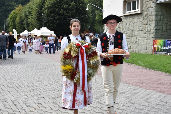 Korowód dożynkowy przeszedł przez Wisłę