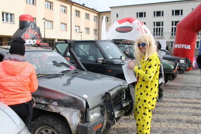 Załogi na starcie na placu Hoffa