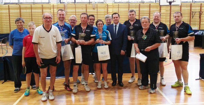 Uczestnicy turnieju z pucharami