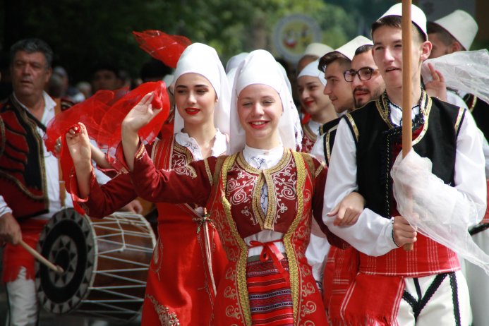 Barwny korowód z okazji TKB przeszedł przez Wisłę