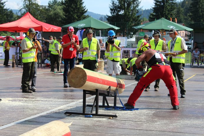Polski zawodnik pokonuje jedną z konkurencji