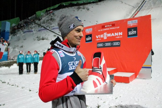 Piotr Żyła z tortem urodzinowym