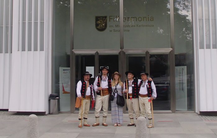 Grupa "Grónie" przed wejściem do Filharmonii Szczecińskiej