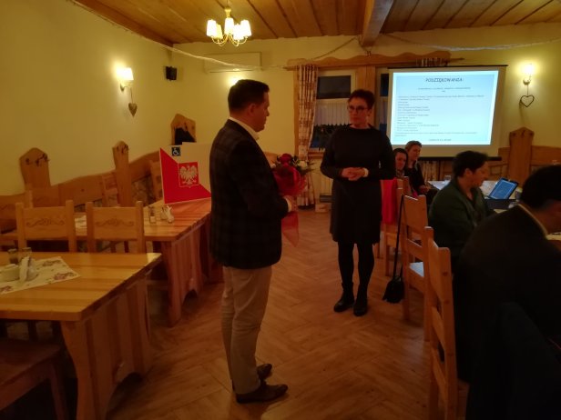 Podziękowanie burmistrza dla przewodniczącej za kończącą się kadencję