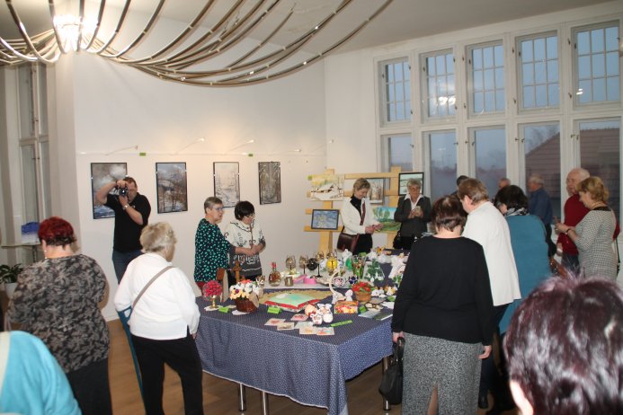 W trakcie oglądania wystawy Grupy Twórców Wiślanie