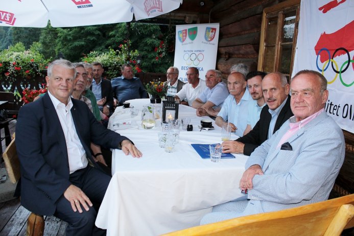 Olimpijczycy przy "Stoliku Olimpijczyka"