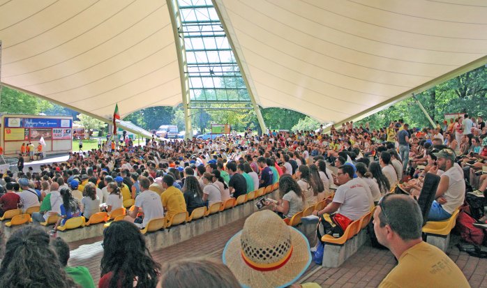 Młodzież zebrana w amfiteatrze