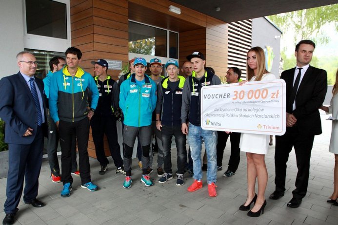 Polscy skoczkowie z vaucherem dla Szymona Olka