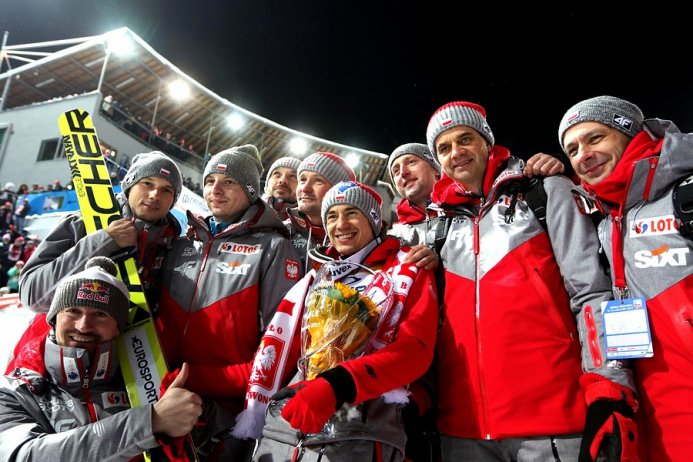 Polscy kadrowicze na tle trybun skoczni w Malince - fot. Alicja Kosman/PZN