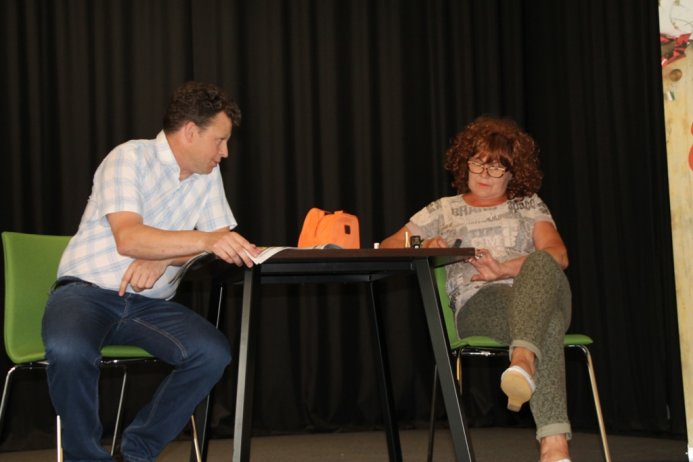 Artyści z Grupy Teatralno-Kabaretowej "Emocja"