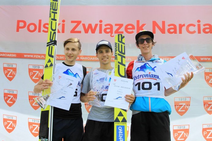 Zawodnicy na podium niedzielnych zawodów FIS Cup