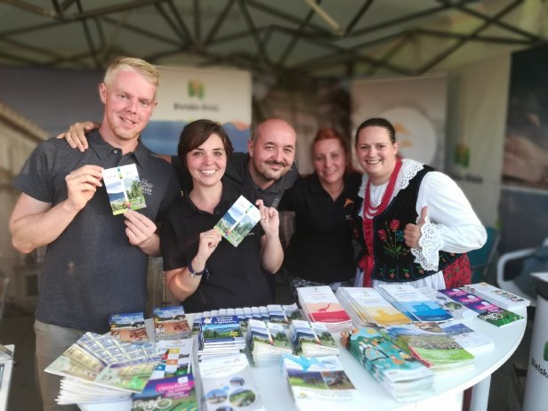 Pracownicy na stoisku promocyjnym