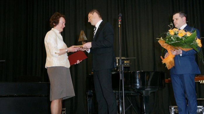 Barbara Drozd odbiera statuetkę "Trzy Smreki"