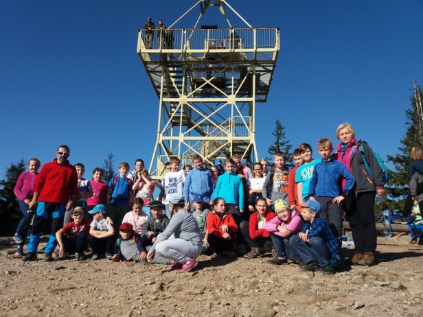 Grupa uczniów z SP 2 wraz z opiekunami na szczycie Baraniej Góry