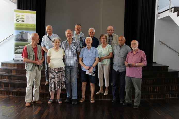 Zdjęcie absolwentów w bibliotece