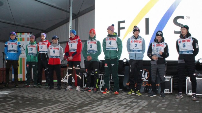Skoczkowie na ceremonii wręczenia plastronów