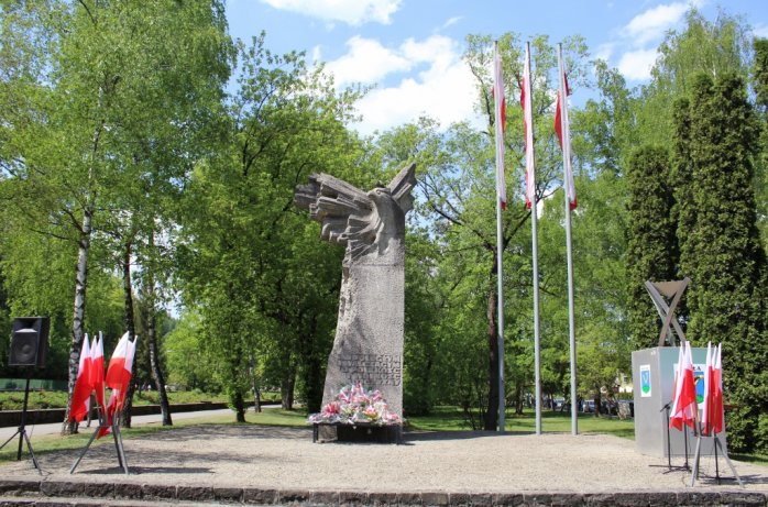 Pomnik w biało-czerwonych barwach