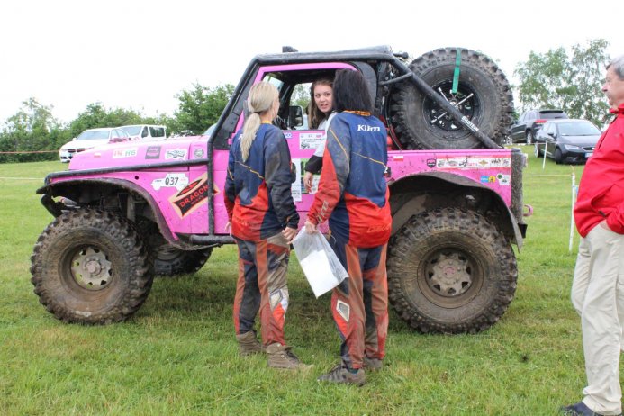 Auto na torze off-roadowym