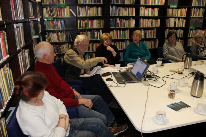 Spotkanie grupy dyskusyjnej w bibliotece