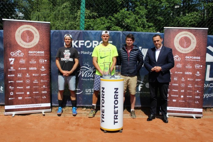 Pamiątkowe zdjęcie oficjeli i finalistów