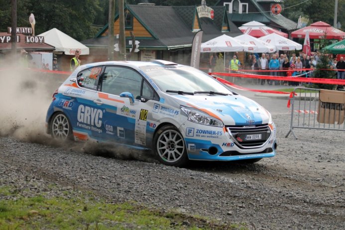 Samochód rajdowy bierze zakręt