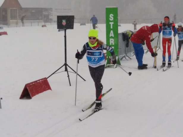 Zawodniczka rusza na trasę biegu