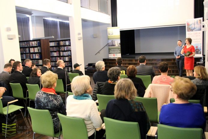 Fragment wernisażu w bibliotece