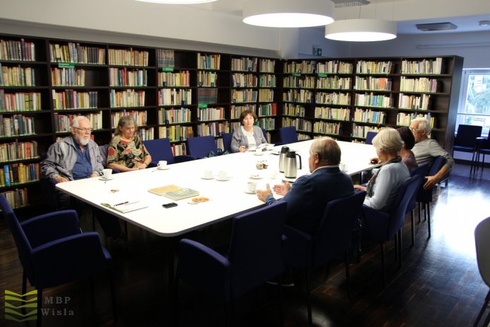 Spotkanie grupy dyskusyjnej w bibliotece