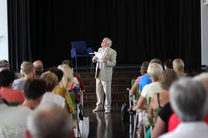 Profesor Kadłubiec podczas wykładu w bibliotece