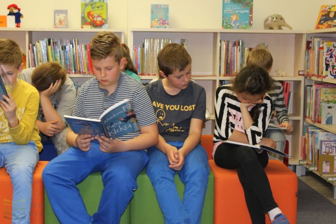 Dzieci uczestniczące w zajęciach w bibliotece